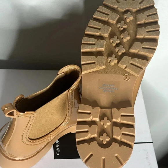 DV BY DOLCE VITA THUNDER LUG SOLE ANKLE RAIN BOOT Women's Sz 9 SHINY TAN BOOTIE - Picture 8 of 9
